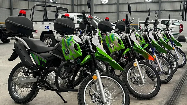 Motocicleta policial equipada con balizamiento y rotulación