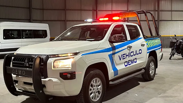 Patrulla pick-up doble cabina equipada con balizamiento y rotulación policial
