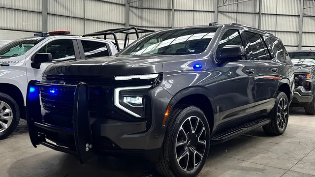 Vehículo policial equipado con torreta y accesorios tácticos